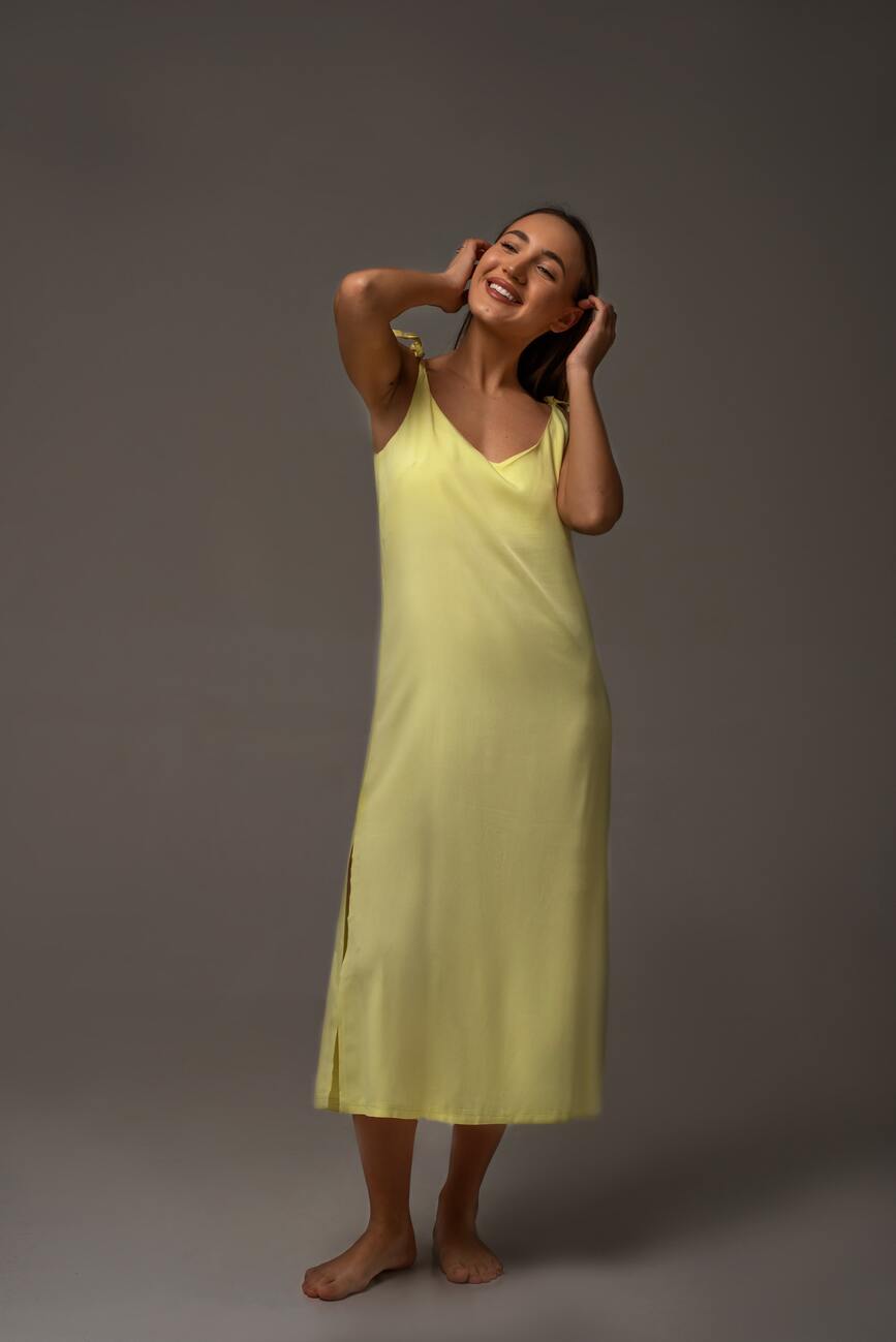 жовта сукня комбінація міді із розрізами на бретельках виготовлена зі віскозного штапелю