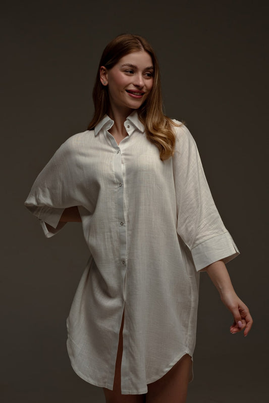 довга жіноча сорочка з льону молочного кольору з укороченими рукавами