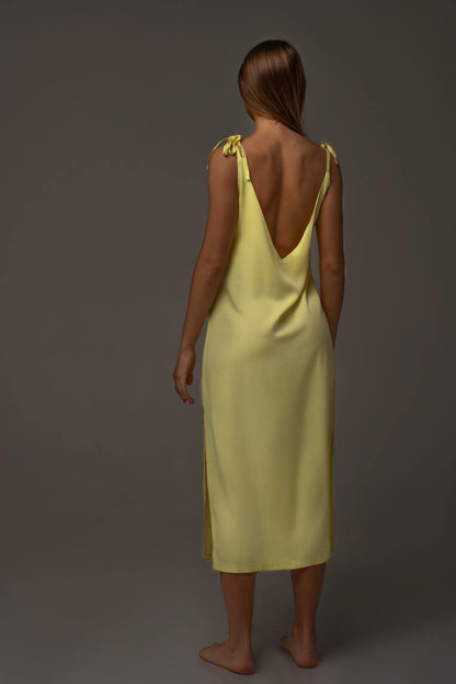 жовте жіноче плаття міді з вирізом на спині