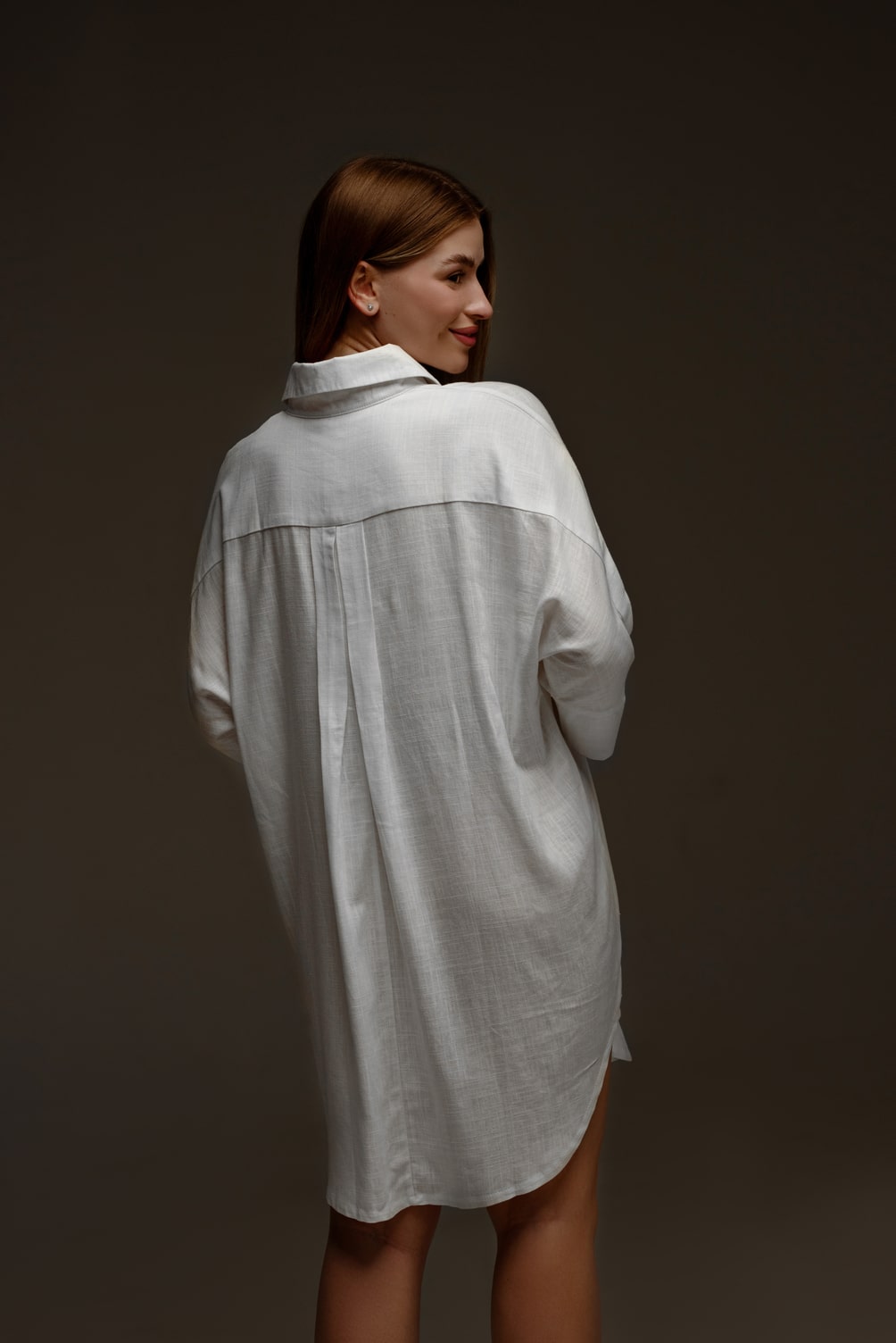 лляна жіноча сорочка сукня білого кольору для дому
