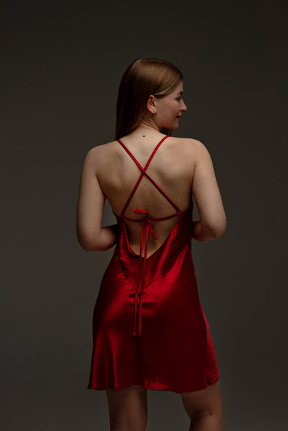 сукня насиченого червоного кольору з відкритою спиною на зав'язках