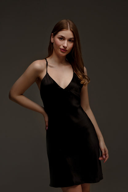коротка чорна атласна сукня у білизняному стилі