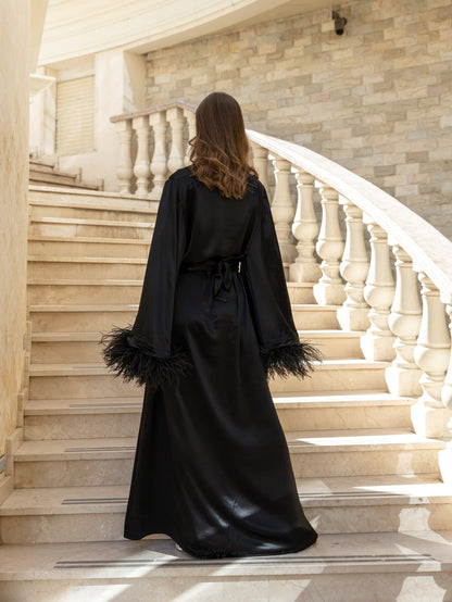 Довгий чорний жіночий халат з пір'ям