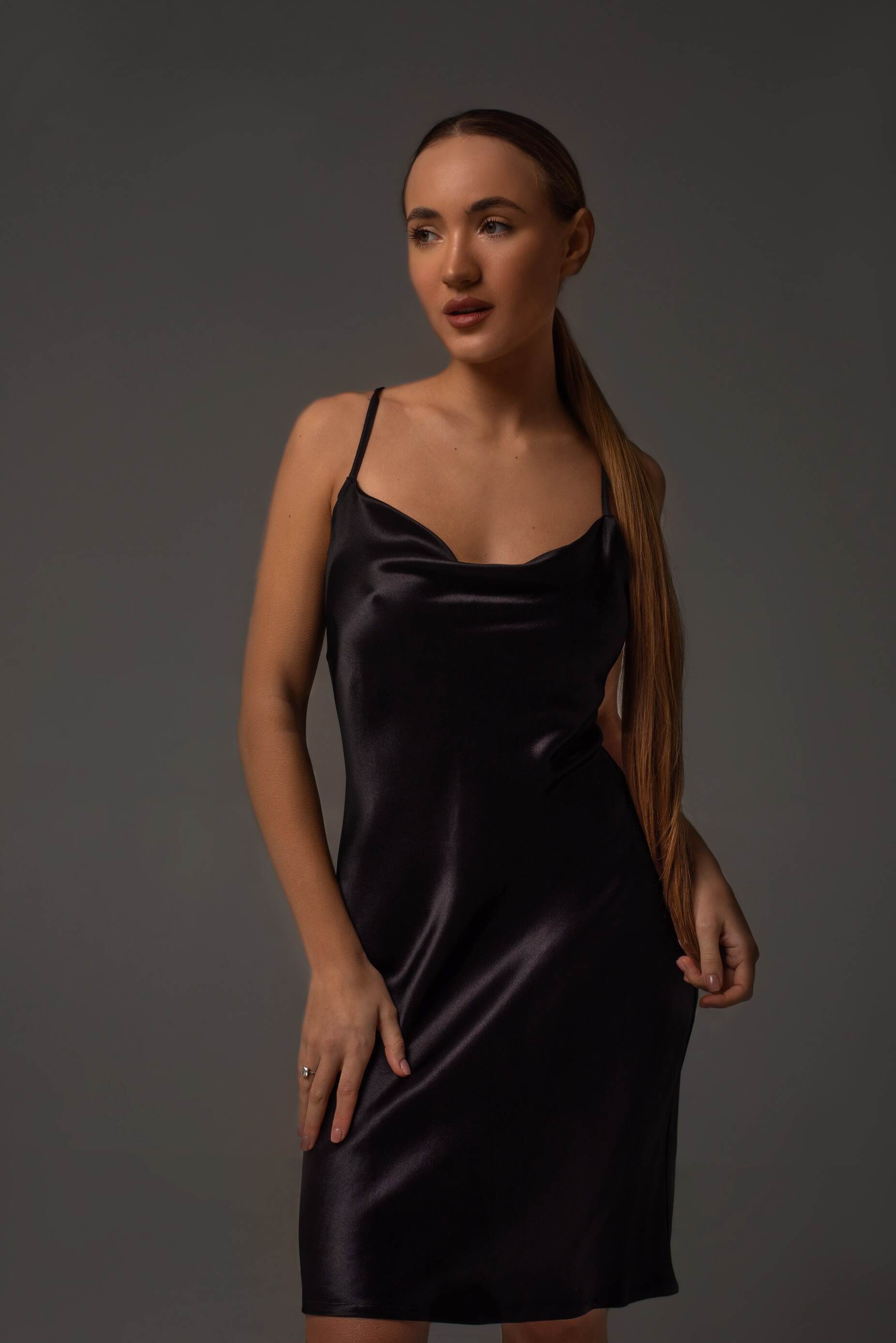 чорне атласне плаття нічнушка з віскозного шовку