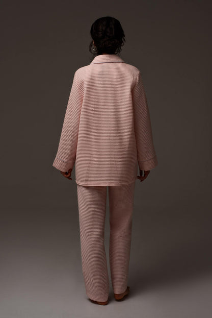 Піжамний костюм у рожевому кольорі - прекрасна альтернатива кімоно і халатам, залишайтесь гарною навіть удома
