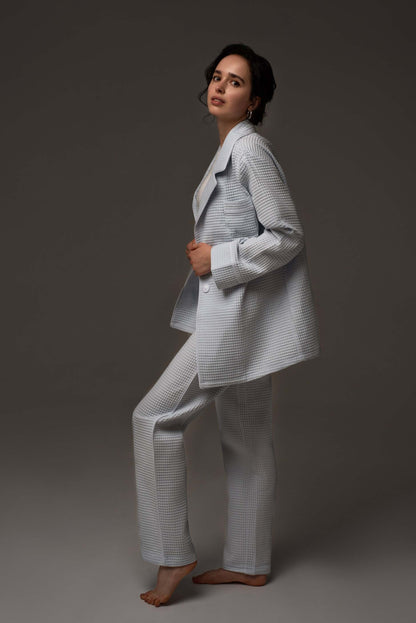 Жакет із карманом та брючки: маємо для вас цікавий костюм для дому, як альтернативу халатам