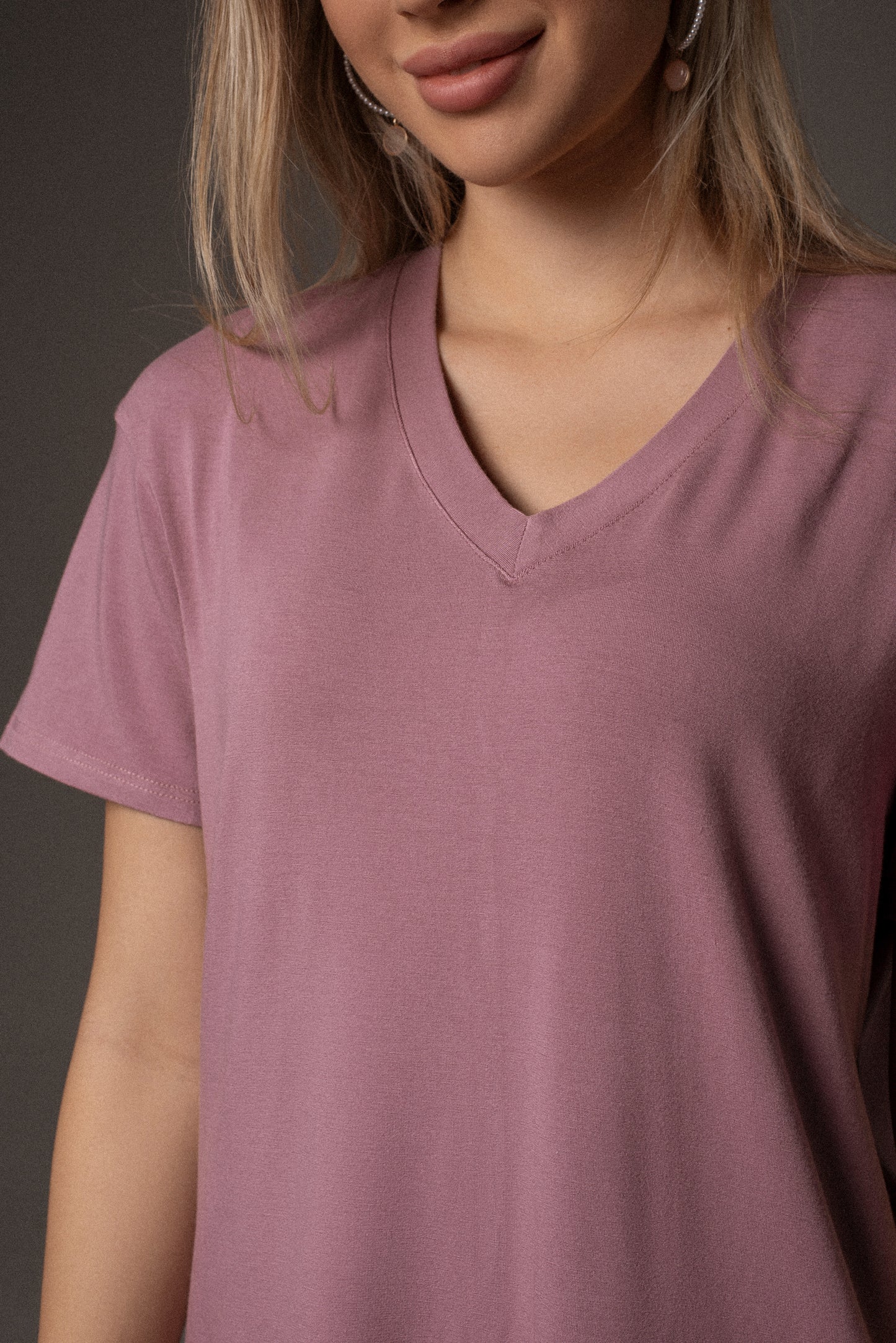 розовая женская длинная оверсайз футболка с треугольним вырезом