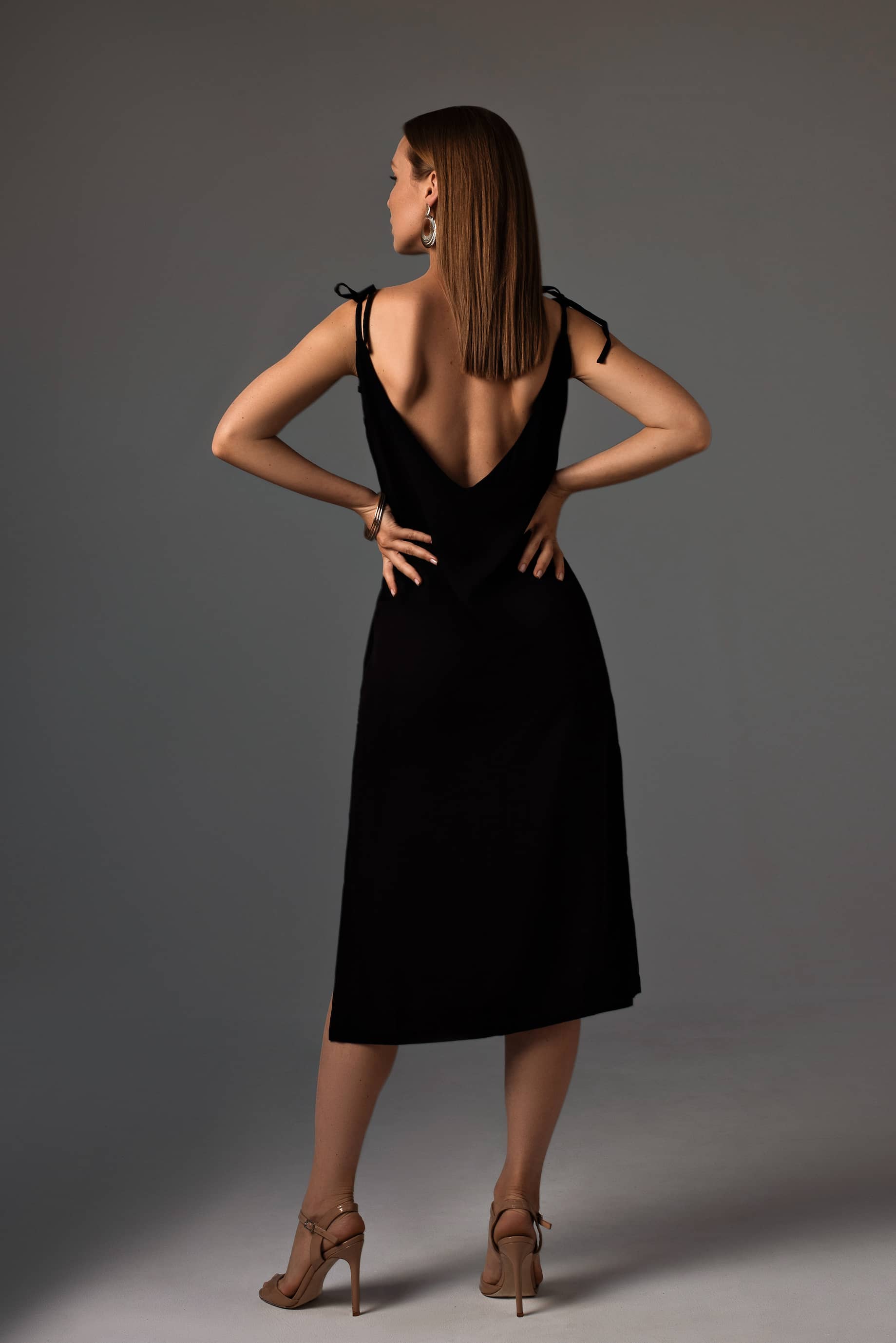 стильне плаття комбінація міді на бретельках чорного кольору з вирізом на спині