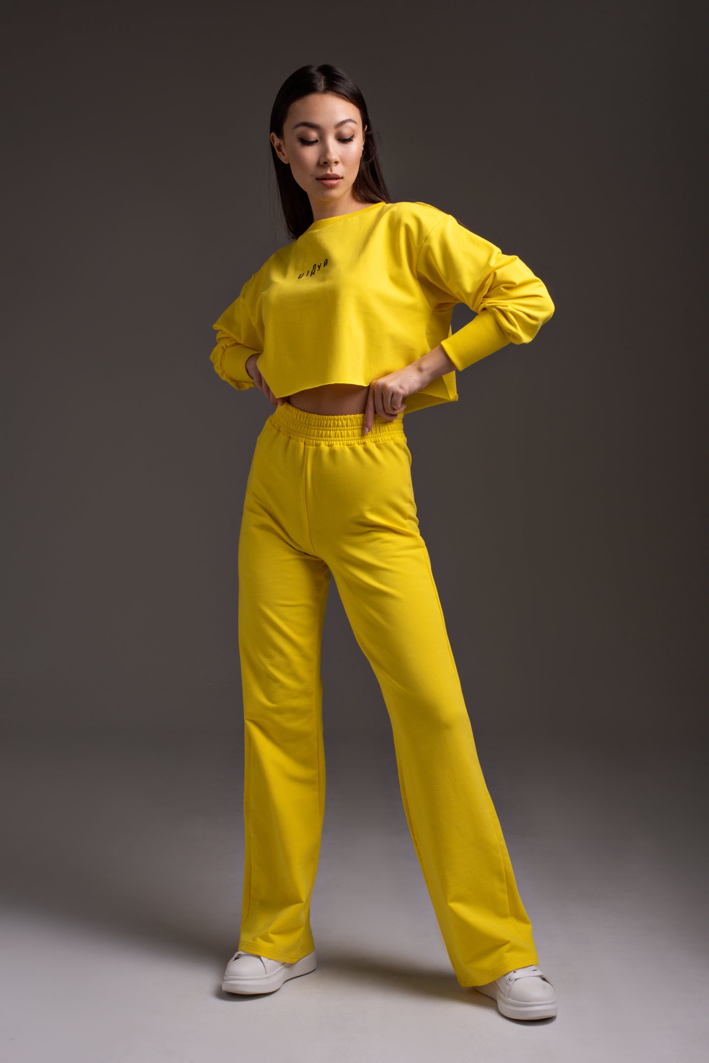 жіночий костюм для подорожей у жовтому кольорі