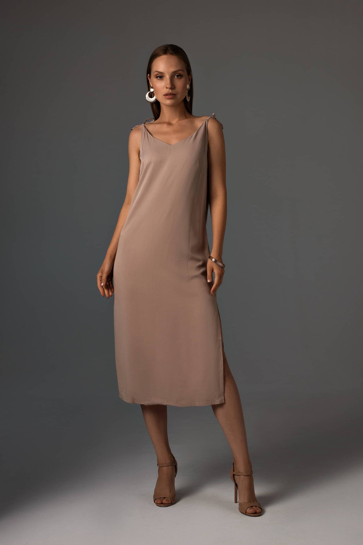 модне літніє плаття, жіноча бежева (нюдова) сукня міді з віскозного штапелю на бретельках з розрізами