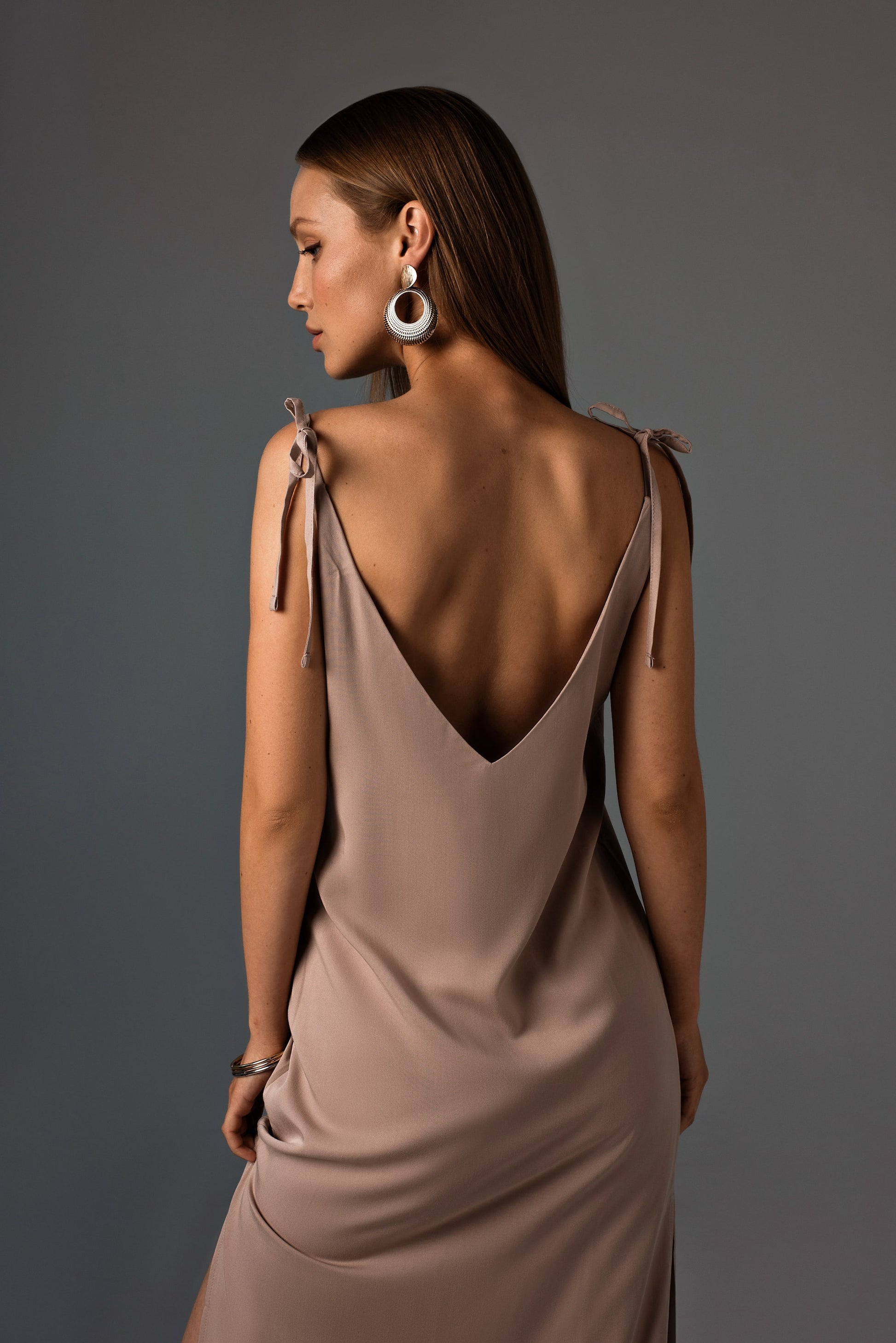 елегантна жіноча сукня міді з голою спиною[173см]