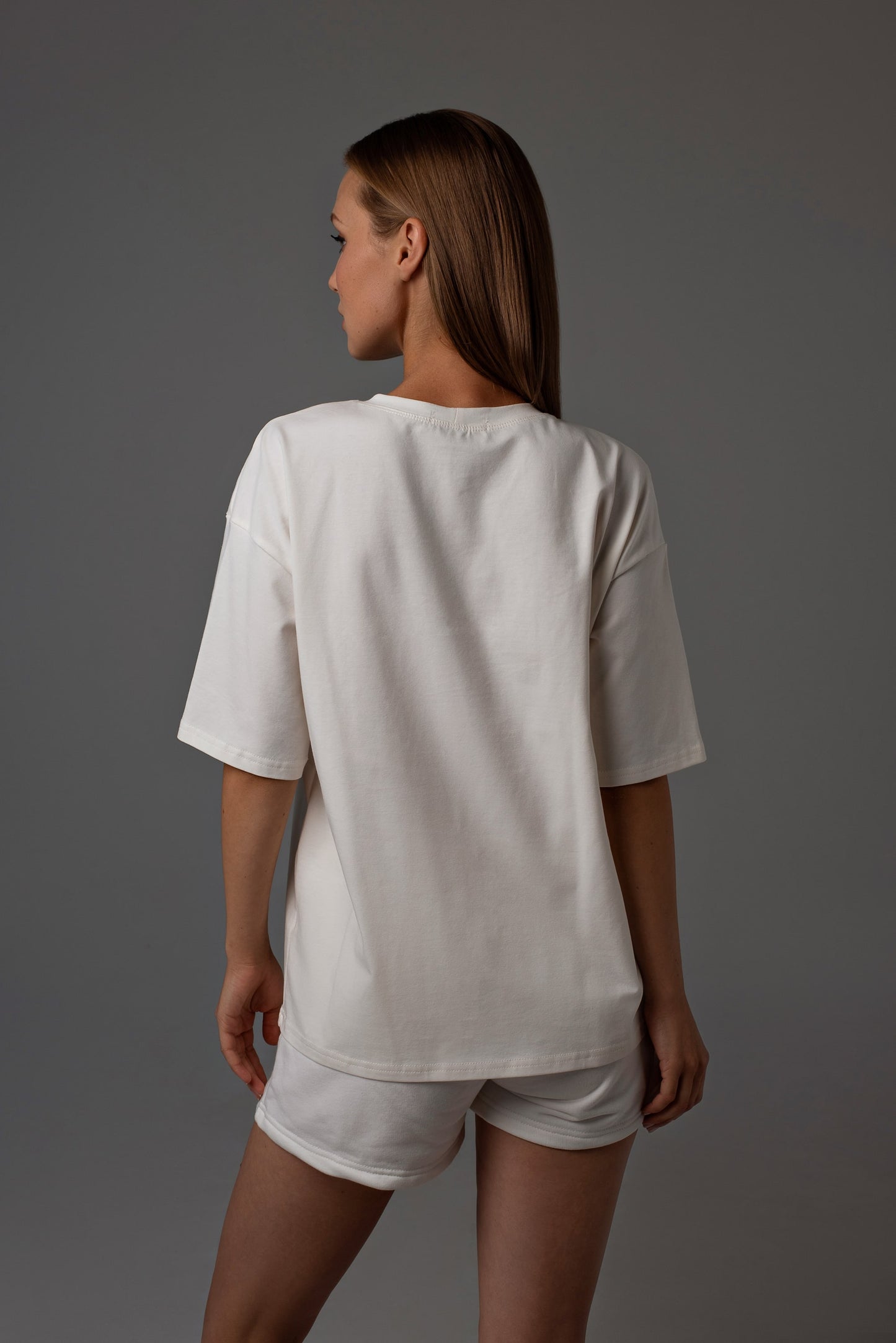 біла модна жіноча футболка оверсайз для дому